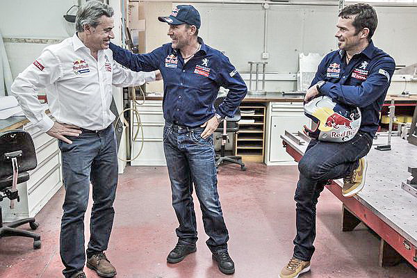 Il team Peugeot Dakar 2015 con Carlos Sainz, Stéphane Peterhansel e Cyril Despres